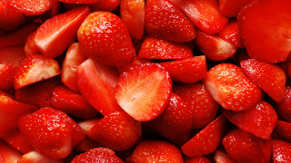 Strawberries water droplets red background - strawberry free wallpaper for desktop