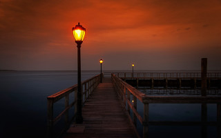 Pier light night red sky - atmospheric free wallpaper