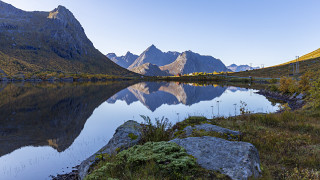 Mountain lake grass rocks blue - carlhenning pedersen free wallpaper
