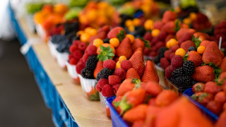 Fruit table blue tray bokeh - other fruit free wallpaper