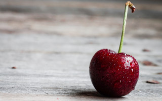 Red apple water drops wooden - drop of water free wallpaper