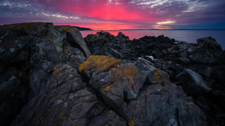 Rocky shore mountain sunset ocean - sky in the background free wallpaper