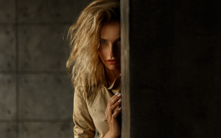 Woman serious look blonde green - artur tarnowski free wallpaper