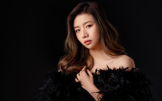 Woman longhair blackfeathereddress posing chuibuk - choi buk free wallpaper for desktop