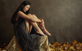 Woman sitting leaves crossed legs - chen lu free wallpaper