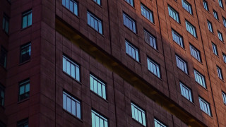 Tall building many windows clock - sharp edge free wallpaper