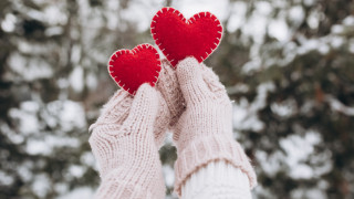 Hands hearts snow romantic bokeh - two red heart free wallpaper