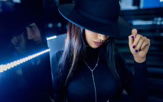 Woman black hat black shirt - a black necklace free wallpaper