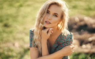 Woman ring field flower portrait - a ring free wallpaper