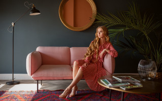 Pink couch woman flowers barefoot - a pink chair free wallpaper