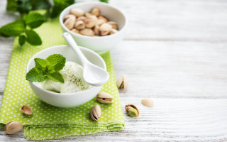 Ice cream nuts green napkin - a white tablecloth free wallpaper