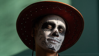 Man skeleton face white hat - full round face free wallpaper