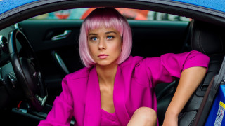 Pink haired woman car portrait - the steering wheel free wallpaper