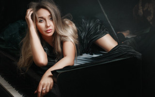 Woman piano arabesque portrait blonde - a piano free wallpaper