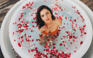 Bathtub woman petals roses romanticism - andrea orcagna free wallpaper
