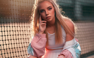 Woman tennis court fence cityscape - brigette barrager free wallpaper