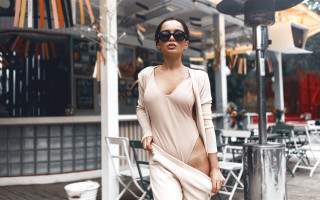 Woman dress sunglasses street restaurant - hourglass slim figure free wallpaper for desktop