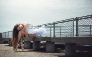 Woman white dress leaning bench - her knee free wallpaper for desktop