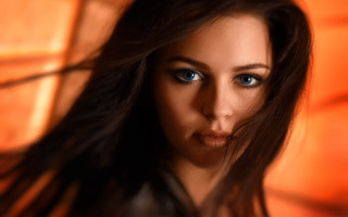 Woman longhair blueeyes orangebackground blurry - realistic eye free wallpaper