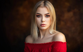 Blonde woman red dress portrait - free portrait wallpaper for desktop