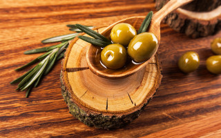 Wooden spoon olives wooden slice - a wooden spoon free wallpaper