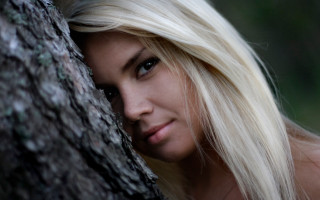 Blonde woman leaning against tree - anna hotchkis free wallpaper