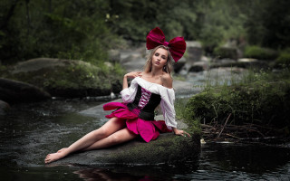 Woman river sitting pink bow - a rock in a river free wallpaper