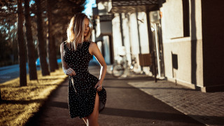 Woman polka dot dress walking - a woman in a polka dot dress free wallpaper