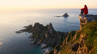 Cliff overlooking ocean rock formation - 4k uhd image free wallpaper