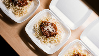 Plastic containers spaghetti meat wooden - plastic free wallpaper