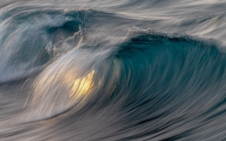 Wave breaking shore light photorealistic - a light shining free wallpaper for desktop