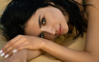 Woman lying bed closed eyes - perfect eye free wallpaper for desktop