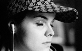 Woman hat earphones closed eyes - bettina heinenayech free wallpaper