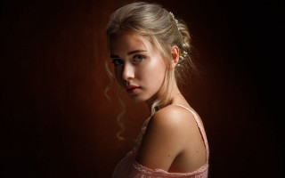 Woman braid pink dress portrait - a braid free wallpaper for desktop