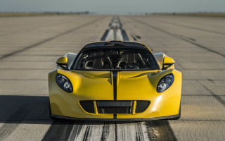 Yellow sports car runway sky - line free wallpaper