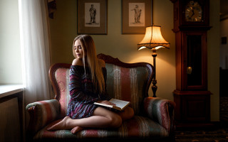 Woman sitting reading book lamp - the side of the room free wallpaper