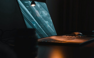 Laptop wooden desk dark room - screen free wallpaper