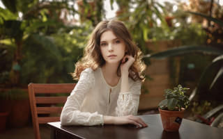 Woman sitting plant portrait christmas - natural free wallpaper