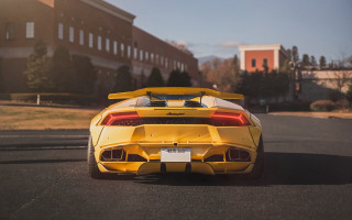 Yellow sports car tiltshift cityscape - low angle free wallpaper