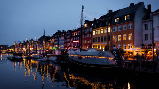 Boats buildings night lights cityscape - parked free wallpaper