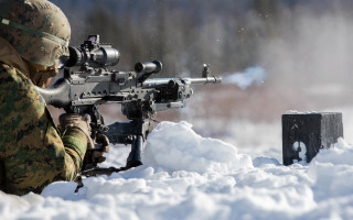 Soldier snow machinegun clouds smoke - full round face free wallpaper