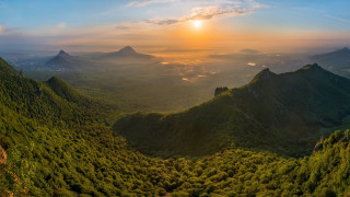 Mountain range sunset clouds 4k - andrey esionov free wallpaper for desktop