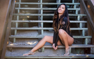 Woman sitting stairs smiling olive - a set of stairs free wallpaper