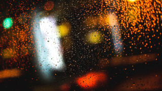 Rainy window traffic light building - a microscopic photo free wallpaper