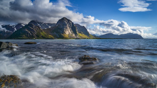 Mountain range waterfront waves beach - a body of water in front free wallpaper for desktop
