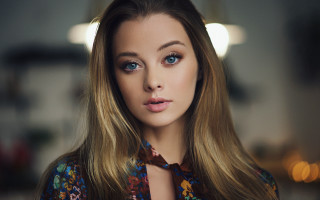 Woman long hair tie portrait - a picture in a room free wallpaper