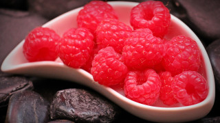 White bowl raspberries chocolate chips - eve disher free wallpaper for desktop