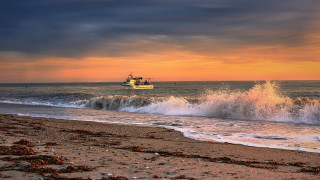 Sunset ocean boat waves shore - sunset time free wallpaper for desktop