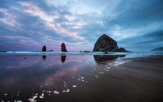 Beach rock formation cloudy sky 4 - a cloudy sky above free wallpaper