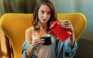 Woman yellow chair red mug - de stijl free wallpaper